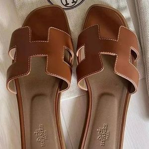 100% authentic, size 38
Comes with box and dust bag.